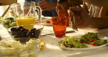 evde yemek ve birlikte sosyalleşme mutlu sevgi dolu aile grubu.