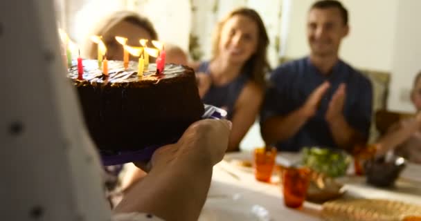 Família feliz celebrando um aniversário da avó e palmas — Vídeo de Stock