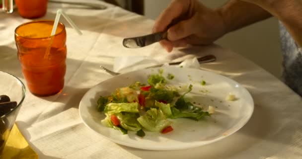 Alguém comendo comida saudável, salada com legumes frescos, close-up — Vídeo de Stock