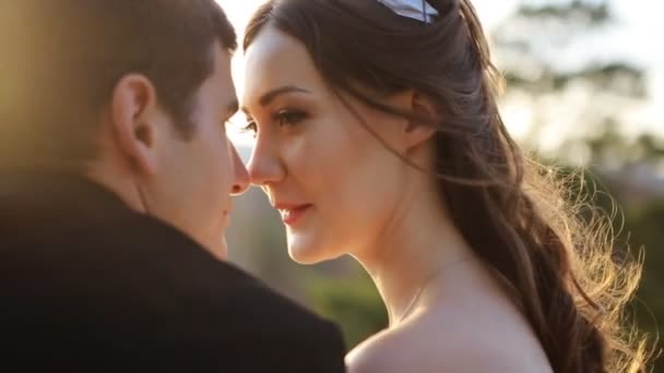 Close up retrato de noiva encantadora e noivo elegante em paisagens de montanhas do pôr do sol — Vídeo de Stock