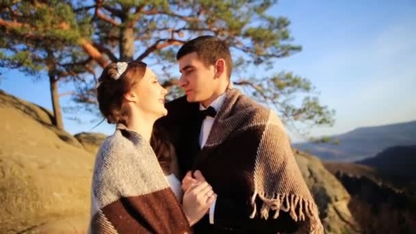 Красивая свадебная пара в горах — стоковое видео