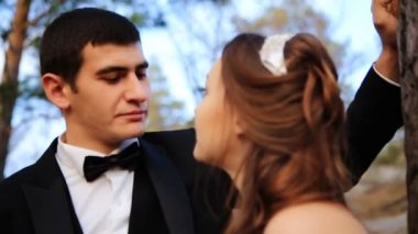 Genç gelin ve damat ormanda, zemin karşı kucaklayan yakın çekim