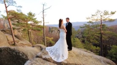 Genç çift aşık açık. Açık portresi şehvetli genç şık moda çift yaz gün batımı poz çarpıcı. Düğün tarzı