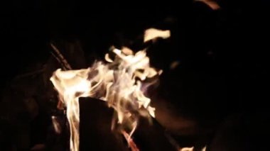 Gece kamp ateşi yanında, kullanılabilir alanı ile yakın çekim