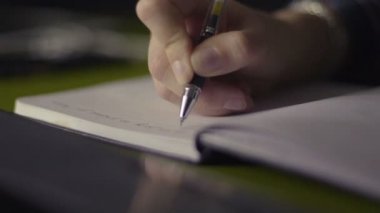 Bir kadının el yazısını evdeki ya da ofisteki bir masaya bırak.