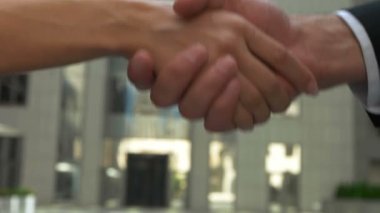 Ofis önünde bir iş toplantı sonrasında el sallayarak, yakın çekim