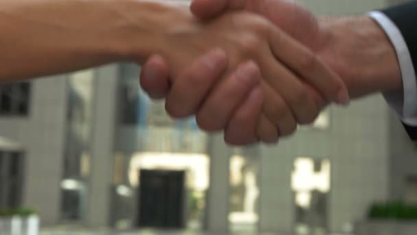 Primer plano de estrechar la mano después de una reunión de negocios frente a la oficina — Vídeo de stock