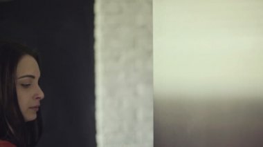 Esmer kadın evde buzdolabında bir şey arıyor yan görünüm