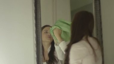 Esmer kadın temizlik ayna evde gülümseyen, arkadan görüntülemek