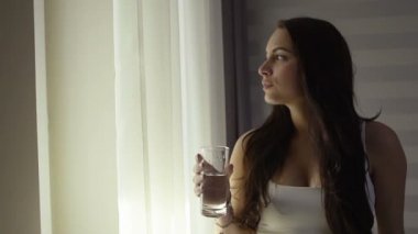 Pencerede sabah taze saf su fom cam içme güzel mutlu gülümseyen genç kadın Closeup portre