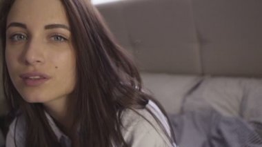 Ev iç kanepede oturan mavi gözlü çekici esmer yakın