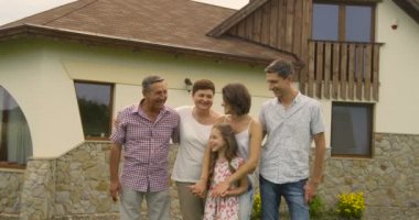 Aile, mutluluk, üretimi, ev ve insan kavramı - mutlu bir aile evi açık havada önünde duran