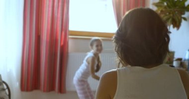 Mutlu anne kızıyla birlikte ihale anlar o anneler kollarına atılıyor iken sahip