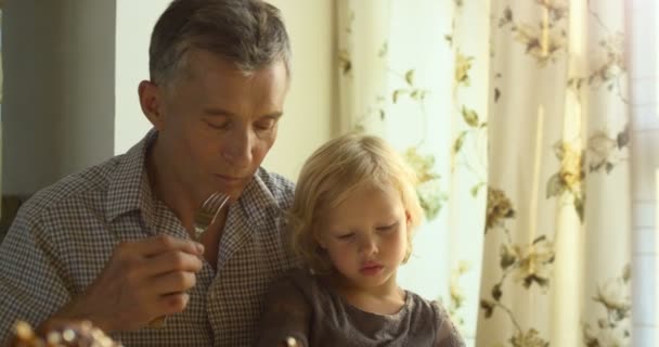 Unokája ül a nagyapák szegély rövid idő ők eszik egészséges étkezés együtt. — Stock videók