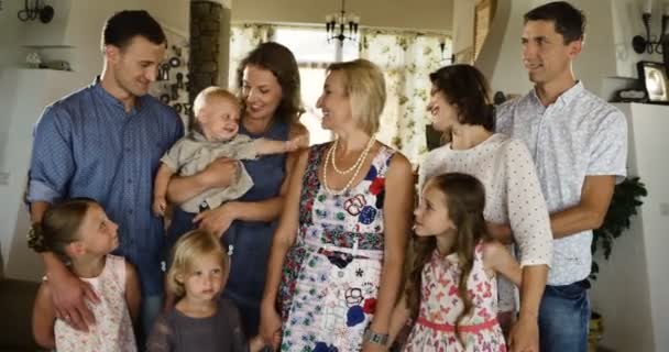 Retrato de familia alegre multi-generación posando mirando a la cámara en la sala de estar — Vídeo de stock