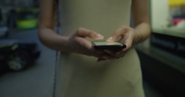 Manifatura kadın kırmızı sinema kamera çekim bir smartphone aygıtı