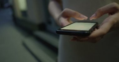 Manifatura kadın kırmızı sinema kamera çekim bir smartphone aygıtı