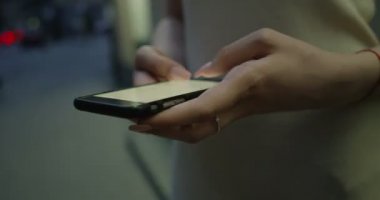 Manifatura kadın kırmızı sinema kamera çekim bir smartphone aygıtı