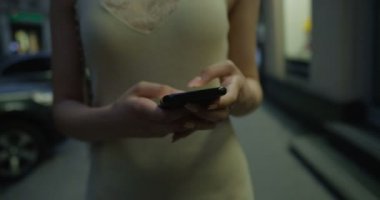 Manifatura kadın kırmızı sinema kamera çekim bir smartphone aygıtı