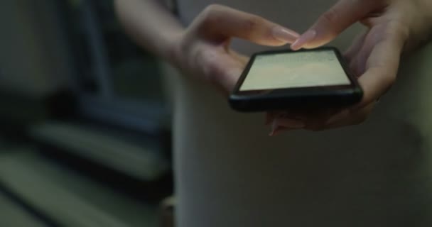 Manifatura kadın kırmızı sinema kamera çekim bir smartphone aygıtı — Stok video