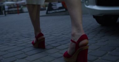 Seksi bacaklar kırmızı topuklu şehir kentsel sokak - Red destan Dragon 6 k yürüyüş