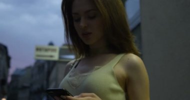 Manifatura kadın kırmızı sinema kamera çekim bir smartphone aygıtı