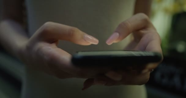 Textil nő egy smartphone berendezés golyó piros mozi kamera — Stock videók