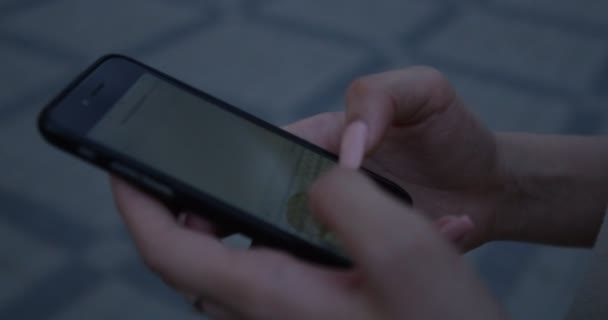 Jeune femme marchant mains en utilisant un smartphone pour envoyer un message texte 