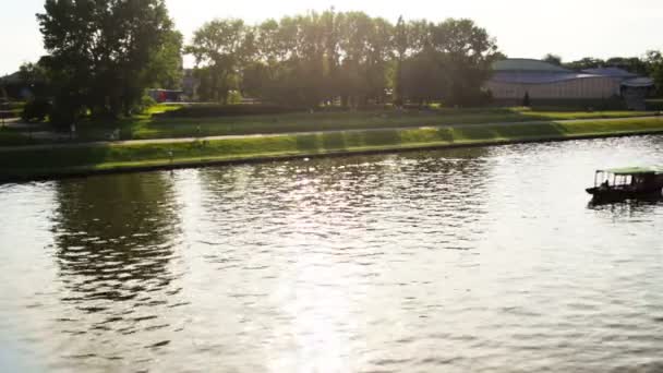 Nézd Wistula folyó partján, Krakkó, Lengyelország. — Stock videók