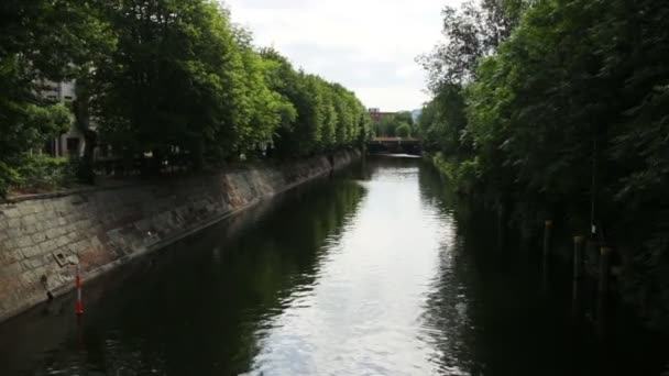 Německo - malebné záběry z okolí řeky ve městě. — Stock video
