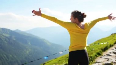 Kadın fitness oyundaki en iyi mutlu ve kutluyor başarı. Jest kazanan tezahürat dünya üzerinde kadın runner.