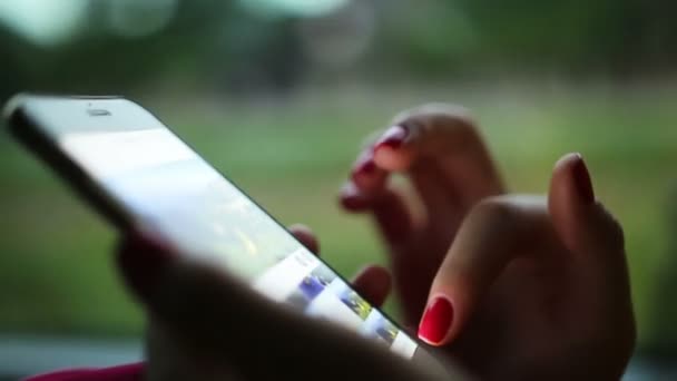 Close-up vrouw handen met behulp van touchscreen telefoon op bus — Stockvideo