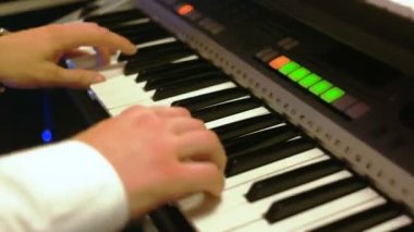 Bir adam bir synthesizer oynarken