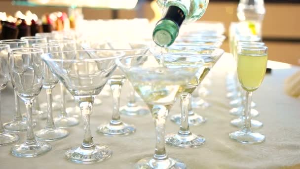 Gieten cocktail in Martiniglas fotograferen met hoge snelheidscamera, phantom flex. — Stockvideo