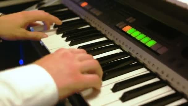 Ein Mann spielt auf einem Synthesizer — Stockvideo