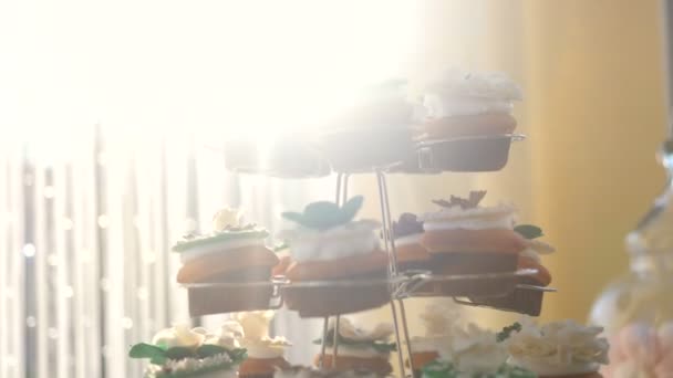 Hochzeitstisch mit Süßigkeiten und Kuchen, Gebäck Süßigkeiten, Tee Tisch, Schokoriegel Schokolade Urlaub für Kinder und ein süßer Zahn - köstliche und schöne Hochzeitstorte — Stockvideo