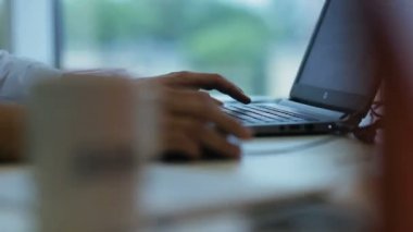 klavyede yazarak eller