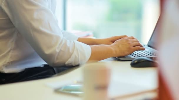 Manos escribiendo en el teclado — Vídeo de stock