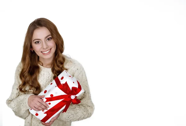 Mevcut excited.wearing santa şapka hediye gösterilen tarafına bakarak tutan Noel kadın beyaz arka plan üzerinde izole. Güzel genç kadın.