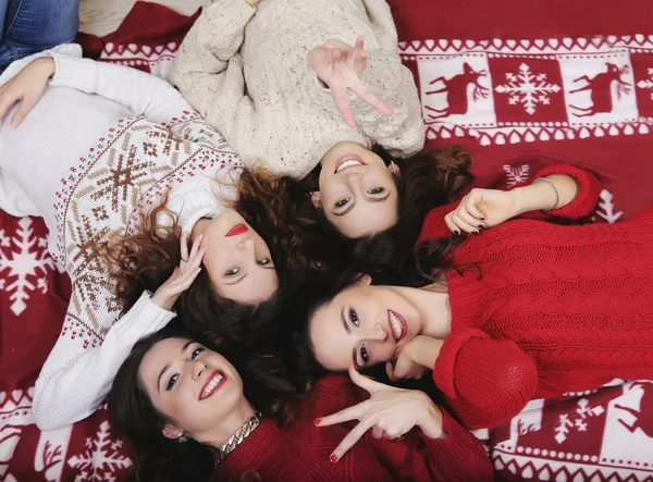 Sonriente feliz chica amigos grupo en Año Nuevo suéter acostado en el suelo Divertirse juntos en invierno vacaciones — Foto de Stock