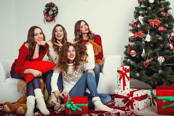 Mutlu kadın açık havada New Years Eve partide eğleniyor