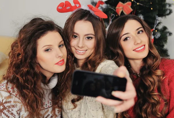 Üç kız bir selfie ile akıllı telefon - mutlu kadın açık havada New Years Eve partide eğleniyor alarak