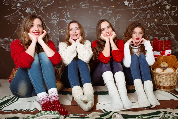 Celebración de Navidad. Amigos con regalos. Fiesta de Año Nuevo — Foto de Stock