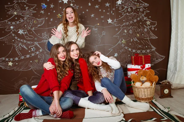 Celebración de Navidad. Amigos con regalos. Fiesta de Año Nuevo — Foto de Stock