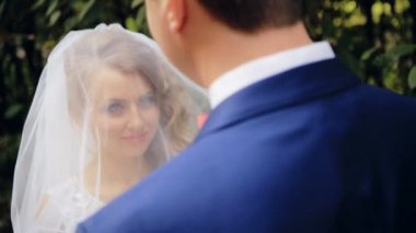 Damat yavaş çekim yakın çekim onların düğün gününde gelinler yüz ışınlama kapalı peçe kaldırma