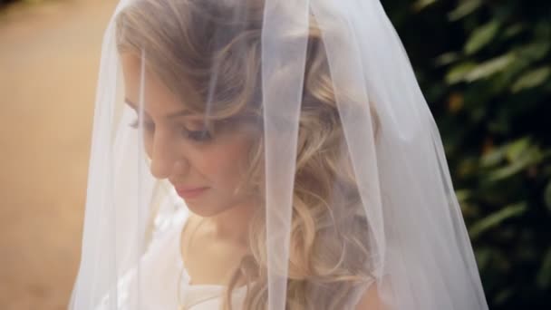 Bruid draagt een sluier op gezicht close-up schot in slow motion — Stockvideo