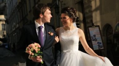 Şehirde yürüyen evli çift yavaş çekimde yakın çekim yaptı