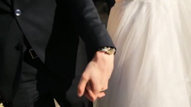 Gelin ve damat el ele yürürler. Yavaş çekimde yakın çekim