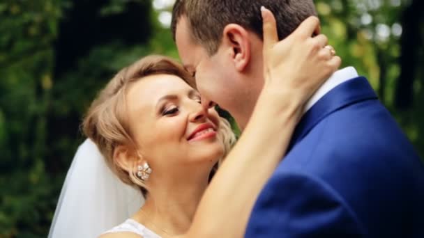 Liebendes kaukasisches Paar schaut einander beim Hochzeitsfoto in Zeitlupe aus nächster Nähe an — Stockvideo