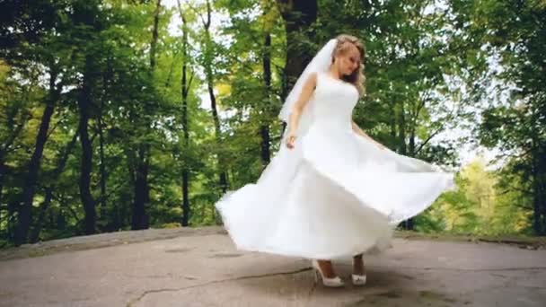 Hermosa mujer Spinning vestido de novia de cámara lenta — Vídeo de stock